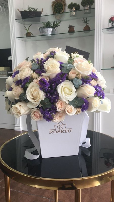 Square Box Rosas y statice.