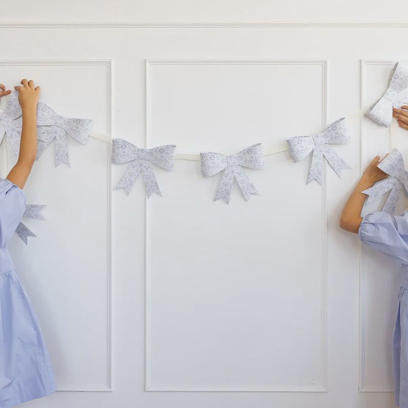 Pembroke Floral Bow Banner
