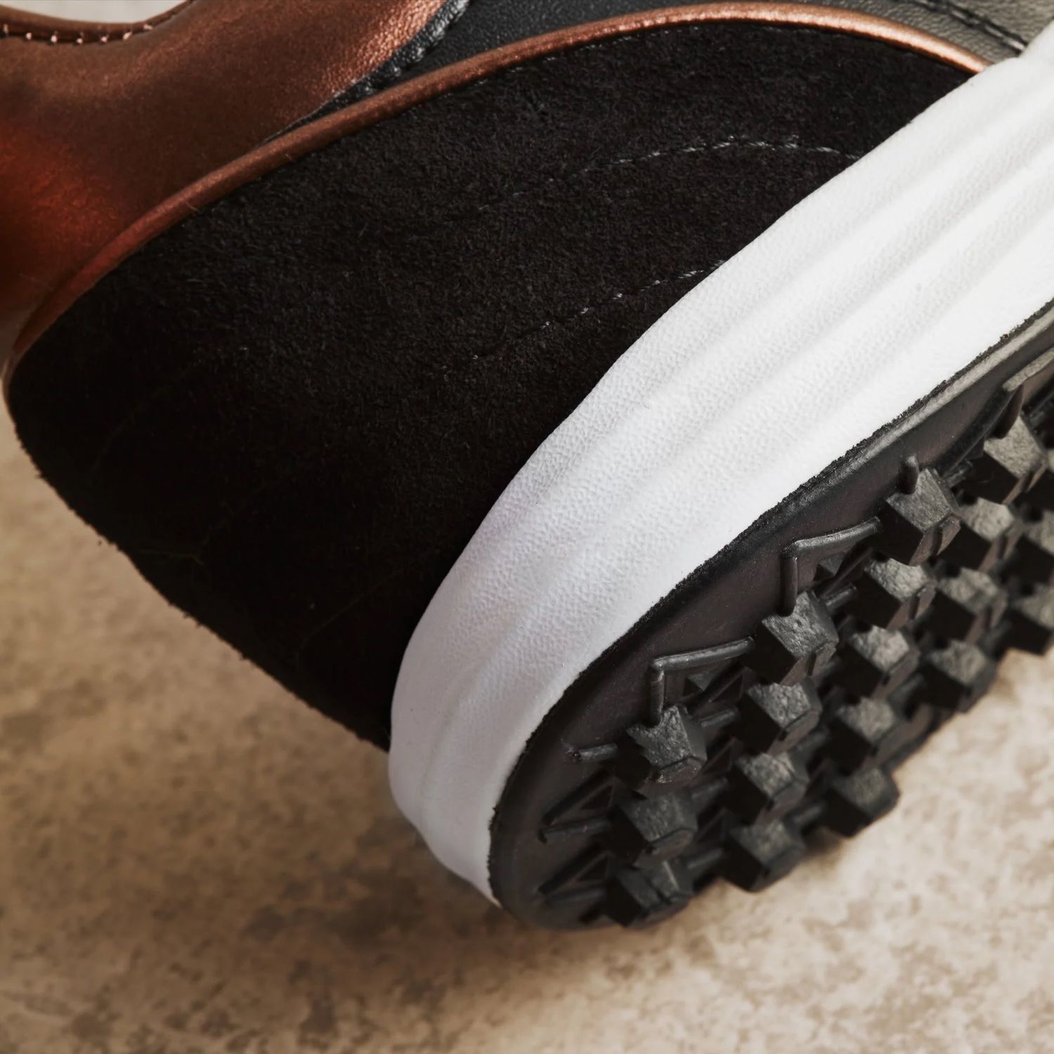 UNOZERO DOMINIO TURF (BLACK/GOLD)