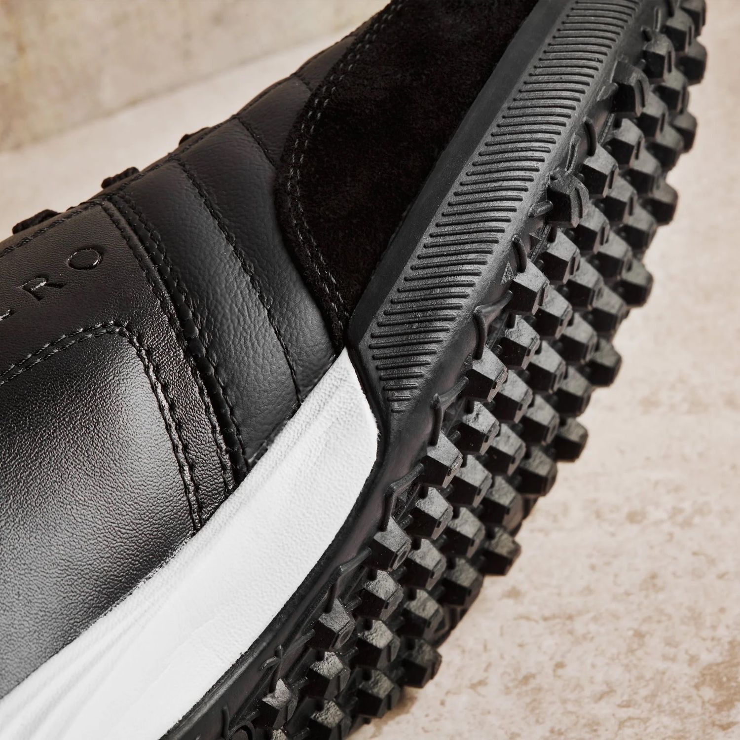 UNOZERO DOMINIO TURF (BLACK/GOLD)