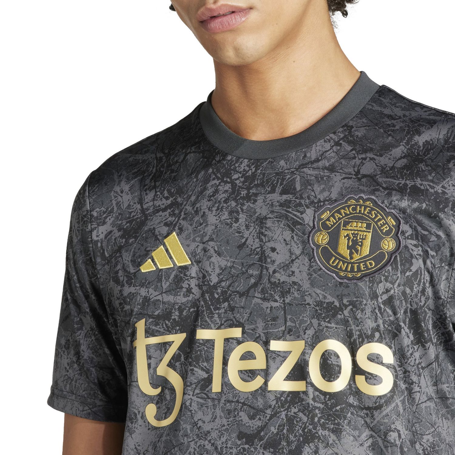 MANCHESTER UNITED 23/24 STONE ROSES PREMATCH JERSEY (BLACK/GOLD)