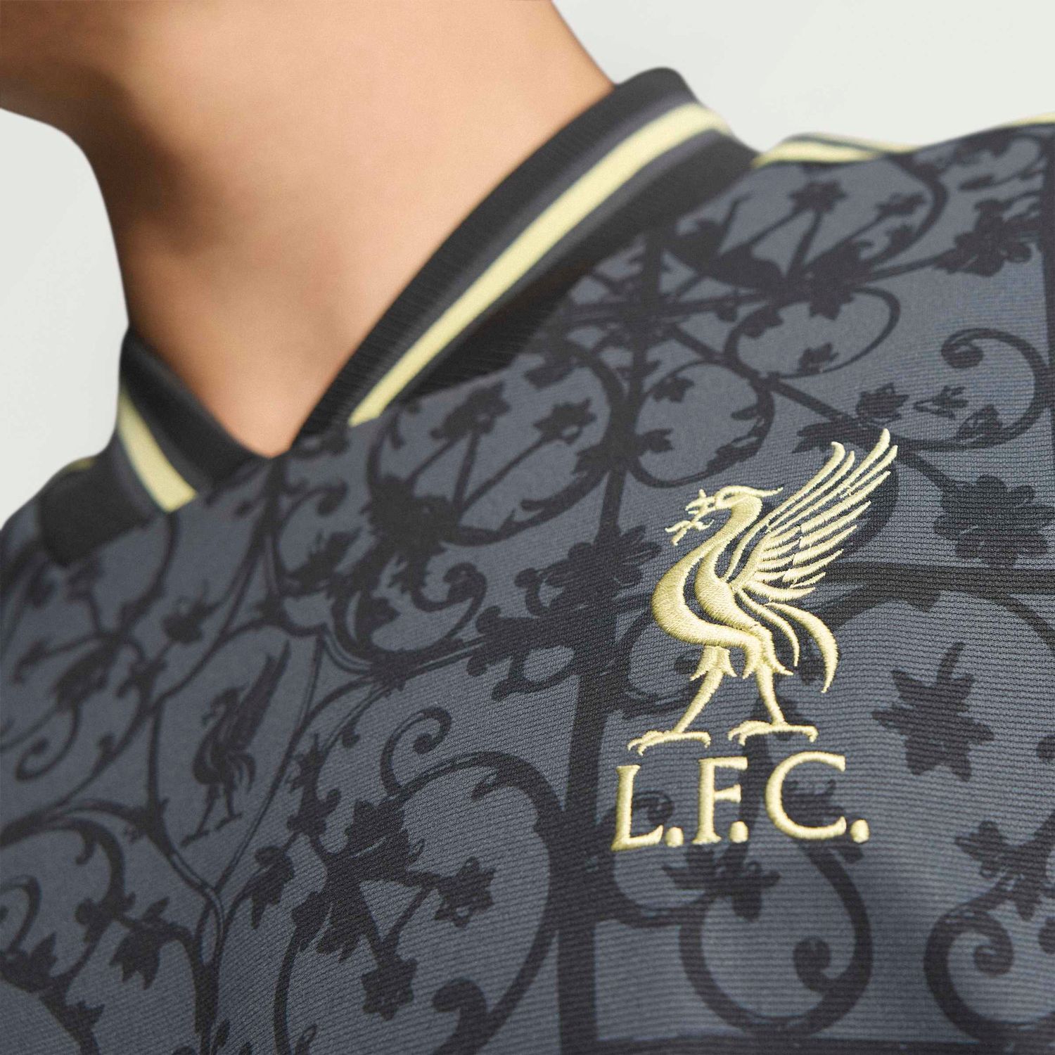 LIVERPOOL 25/26 LFSTLR JERSEY (BLACK/GOLD)