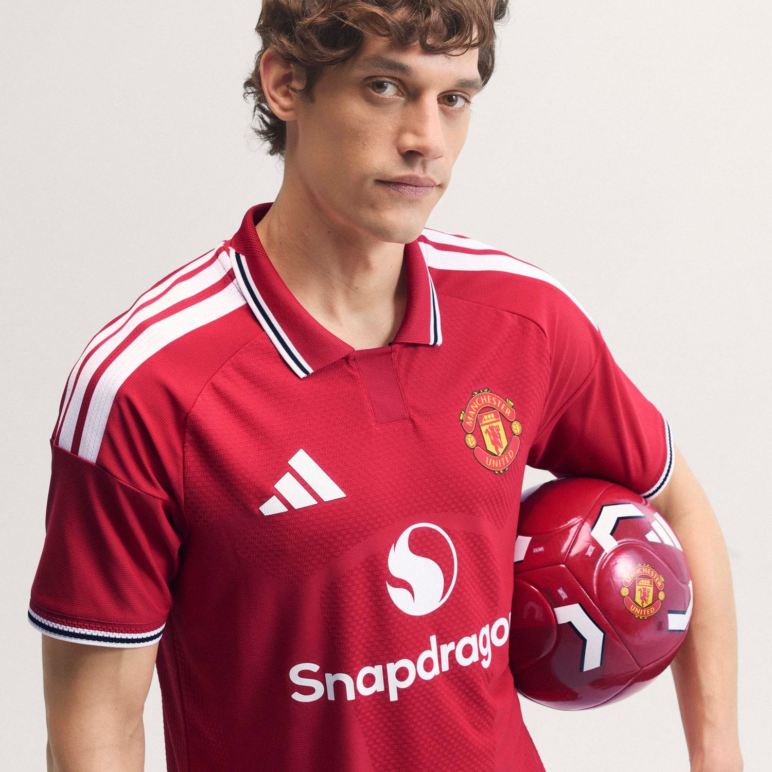 MANCHESTER UNITED 26/27 AUTHENTIC HOME JERSEY (RED)