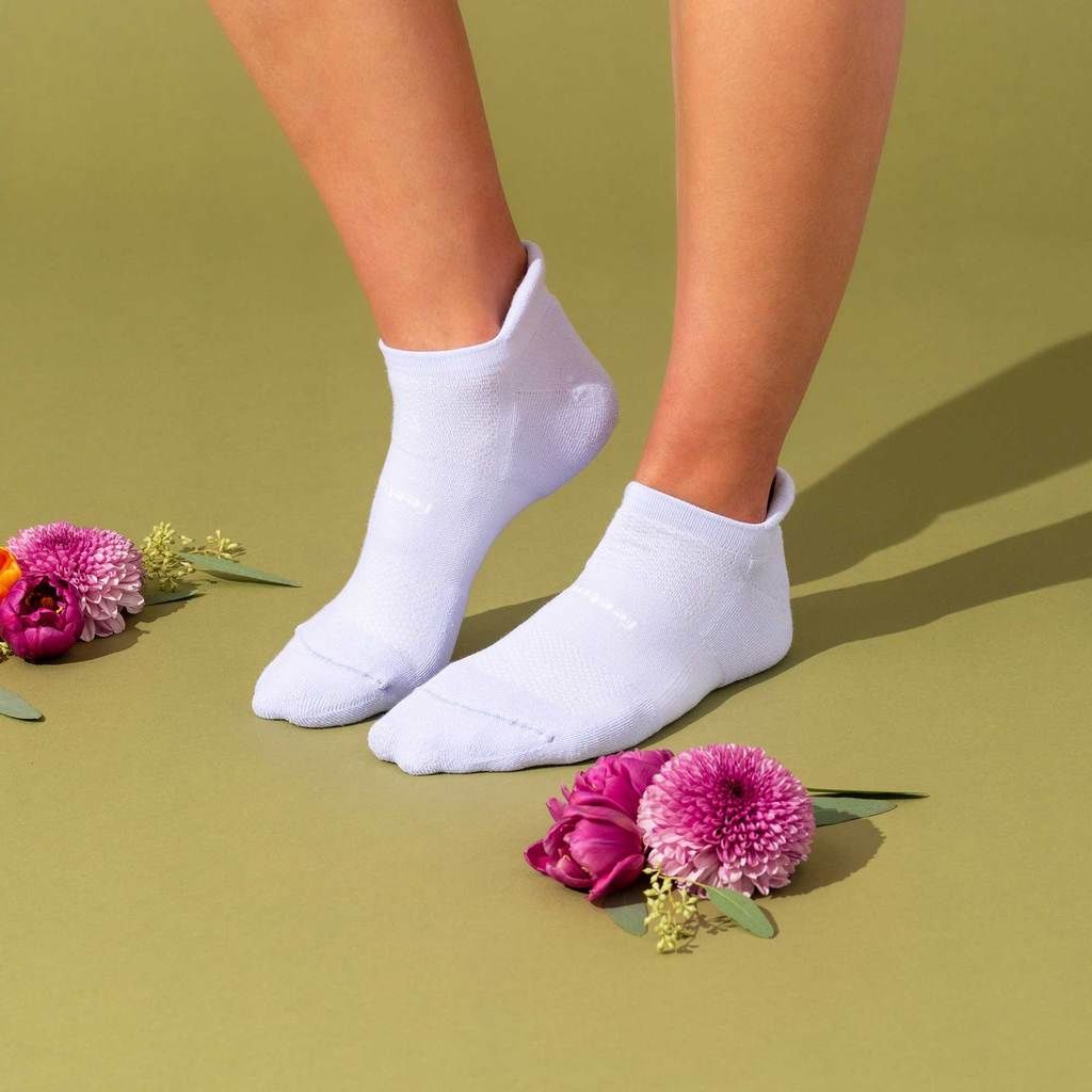 Feetures High Performance Max Max Cushion Tab Socks, Color: White, Size: Medium
