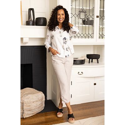 Linen Solid Pleat Button Capri
