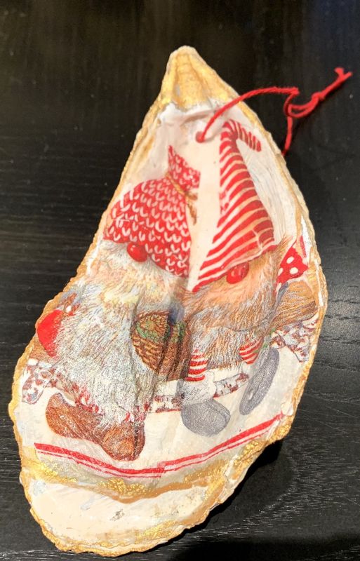 Decoupage Gnome  Xmas - Oyster Shell