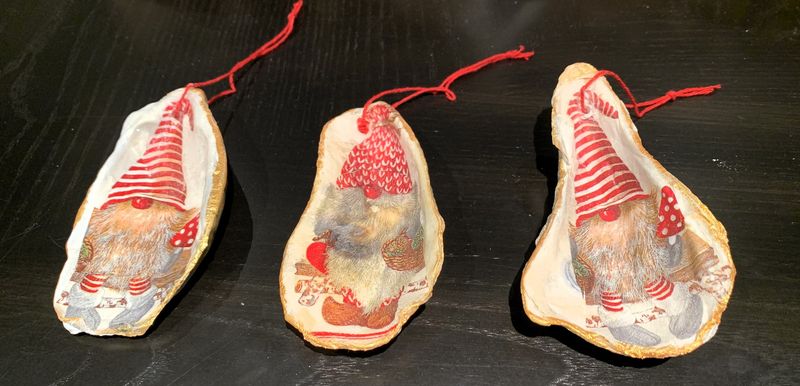 Decoupage Gnome  Xmas - Oyster Shell