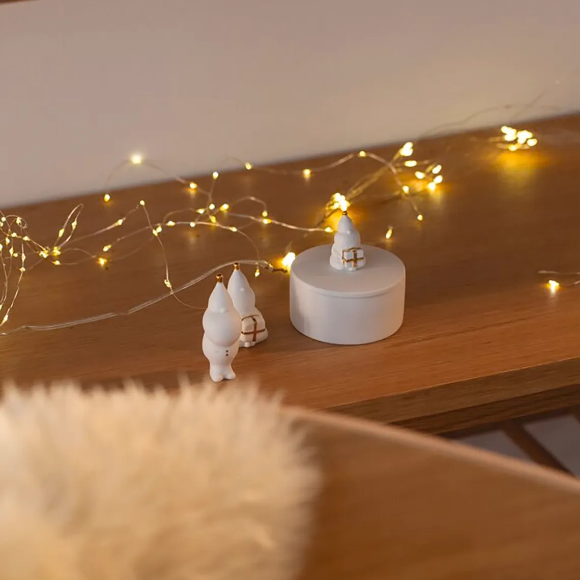 Figurine Porcelaine - Le Père Noël et son Cadeau