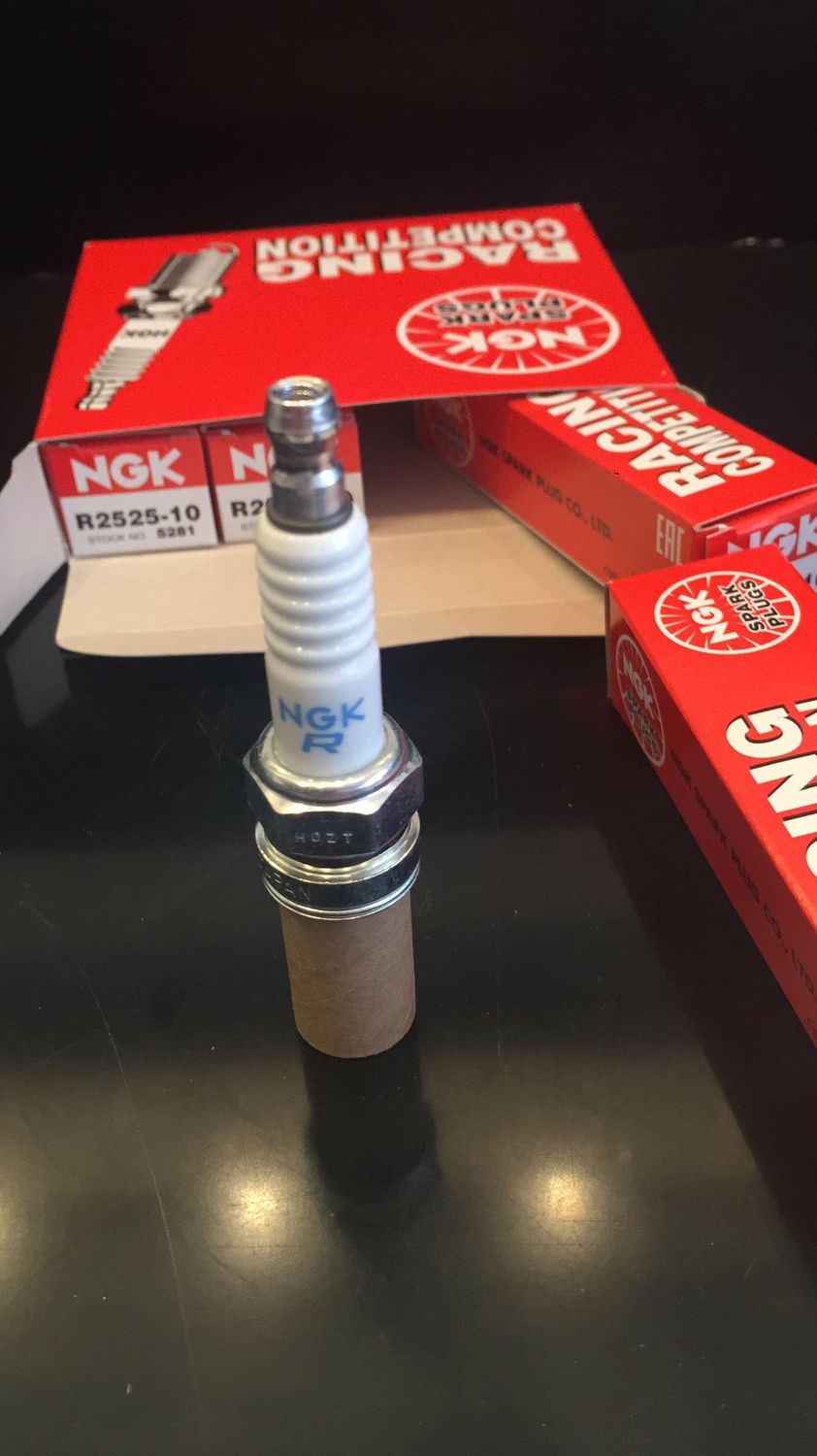 Set mit 4 originalen NGK R2525-10 Rennzündkerzen Set mit 4 originalen NGK R2525-10 Rennzündkerzen
