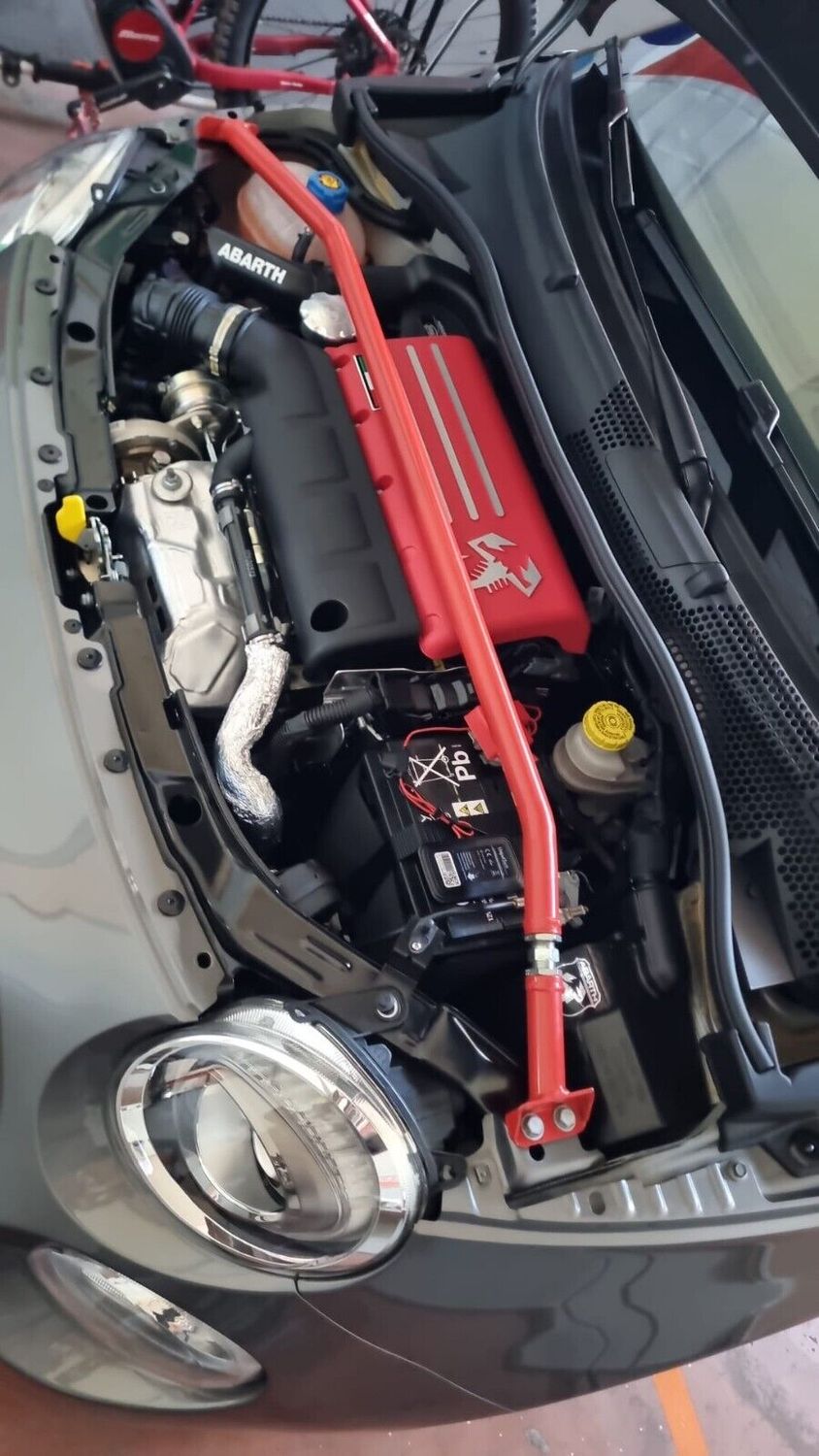 Verstellbare Domstrebe für niedrige Montage für Abarth 500/595/695, Farbe: Rot Verstellbare Domstrebe für niedrige Montage für Abarth 500/595/695, Farbe: Rot