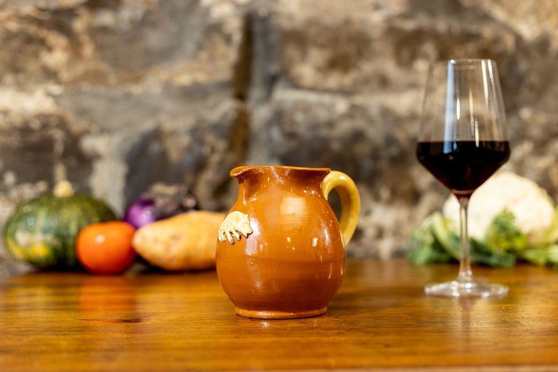 ​Caraffa Piccola fatta a mano in Terracotta Scura – Handmade Dark Terracotta Caraffe, Small