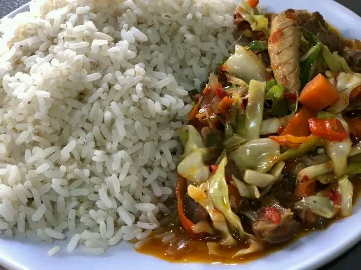 White Steamed Rice and Cabbage Sauce with Beef