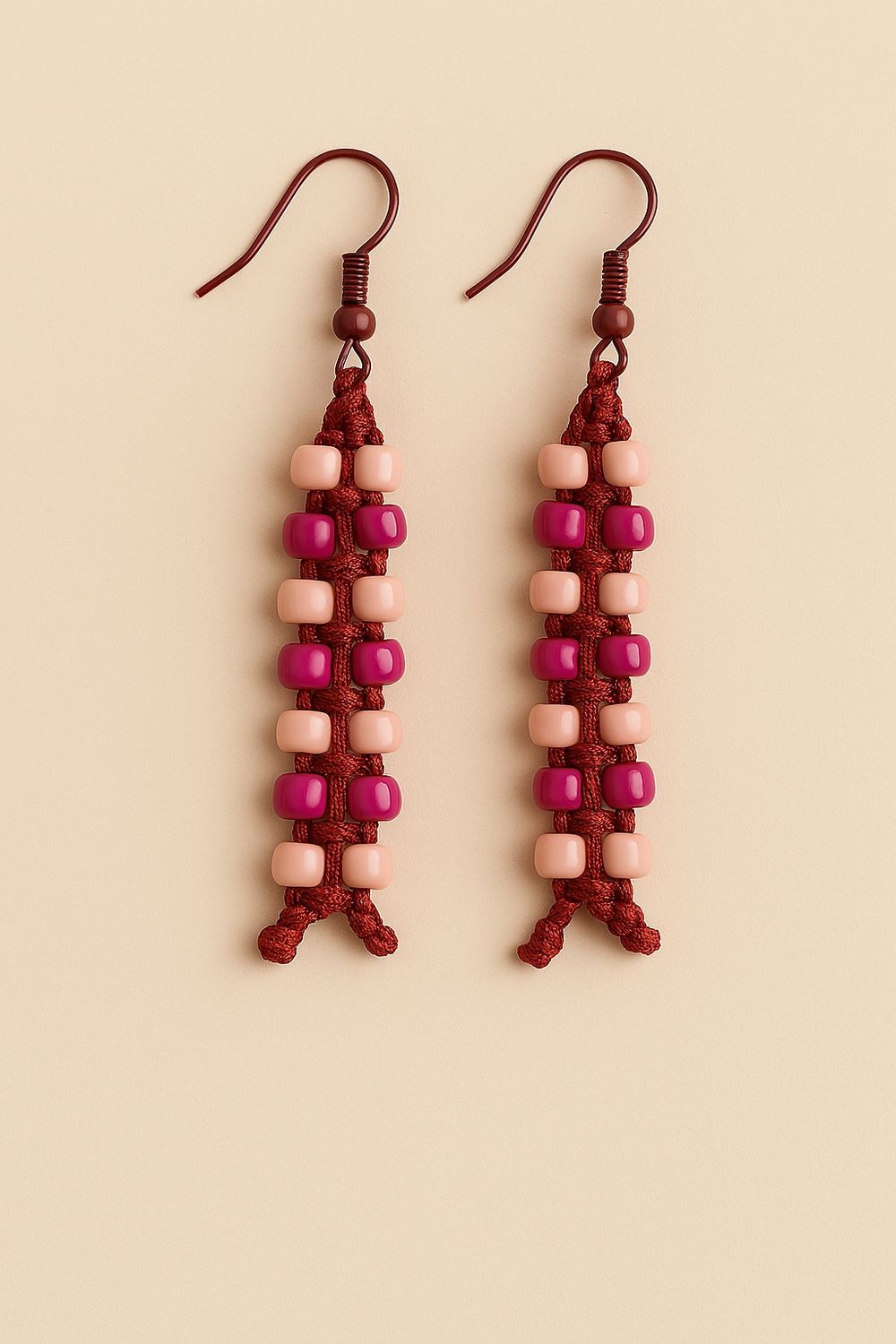 Pendientes artesanales de macramé con cuentas