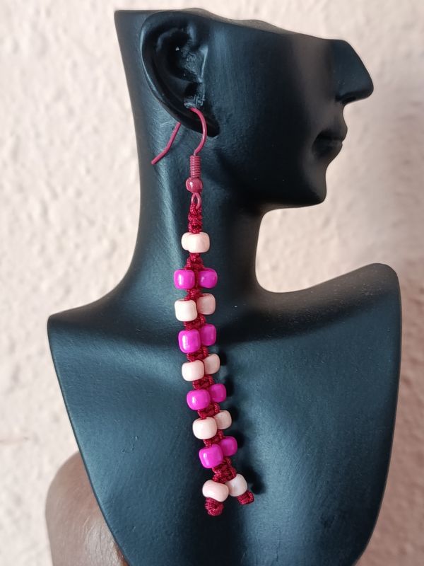 Pendientes artesanales de macramé con cuentas