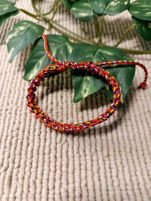 Pulsera minimalista tejida a macramé / Color rojo mixto