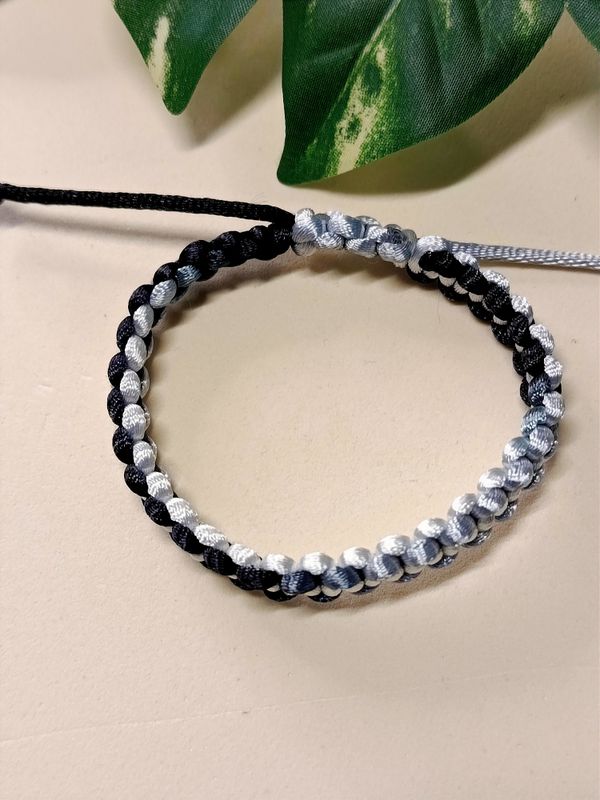 Pulsera minimalista tejida en macramé - Color negro , gris, plata