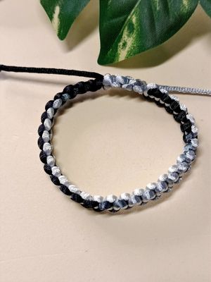 Pulsera minimalista tejida en macramé - Color negro , gris, plata