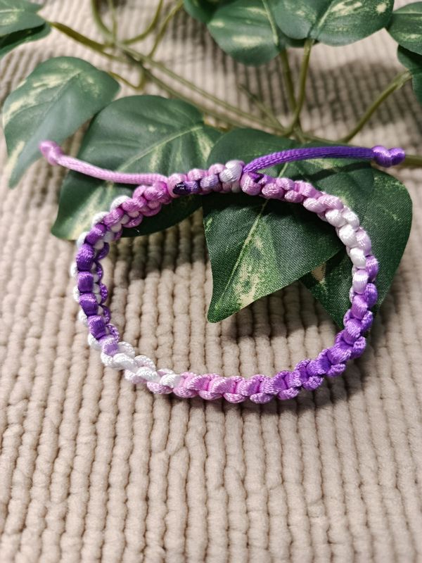 Pulseras  minimalista tejida en macramé - Color Lila