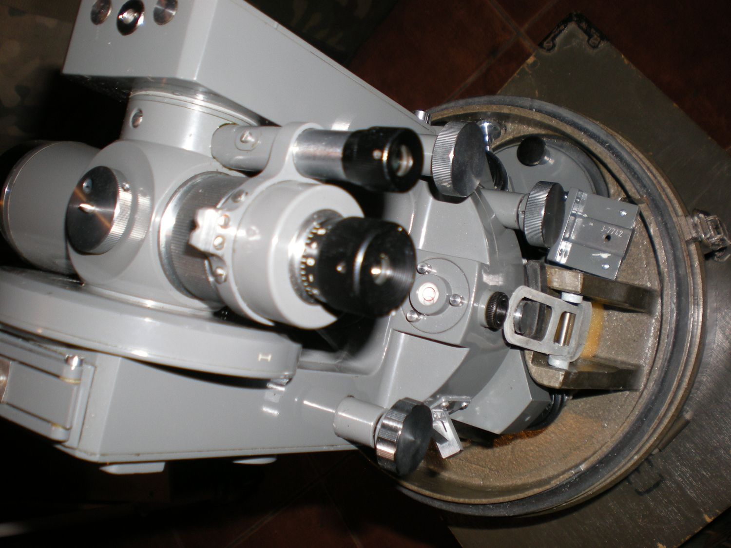 Teodolit T6M – polski instrument geodezyjny – używany