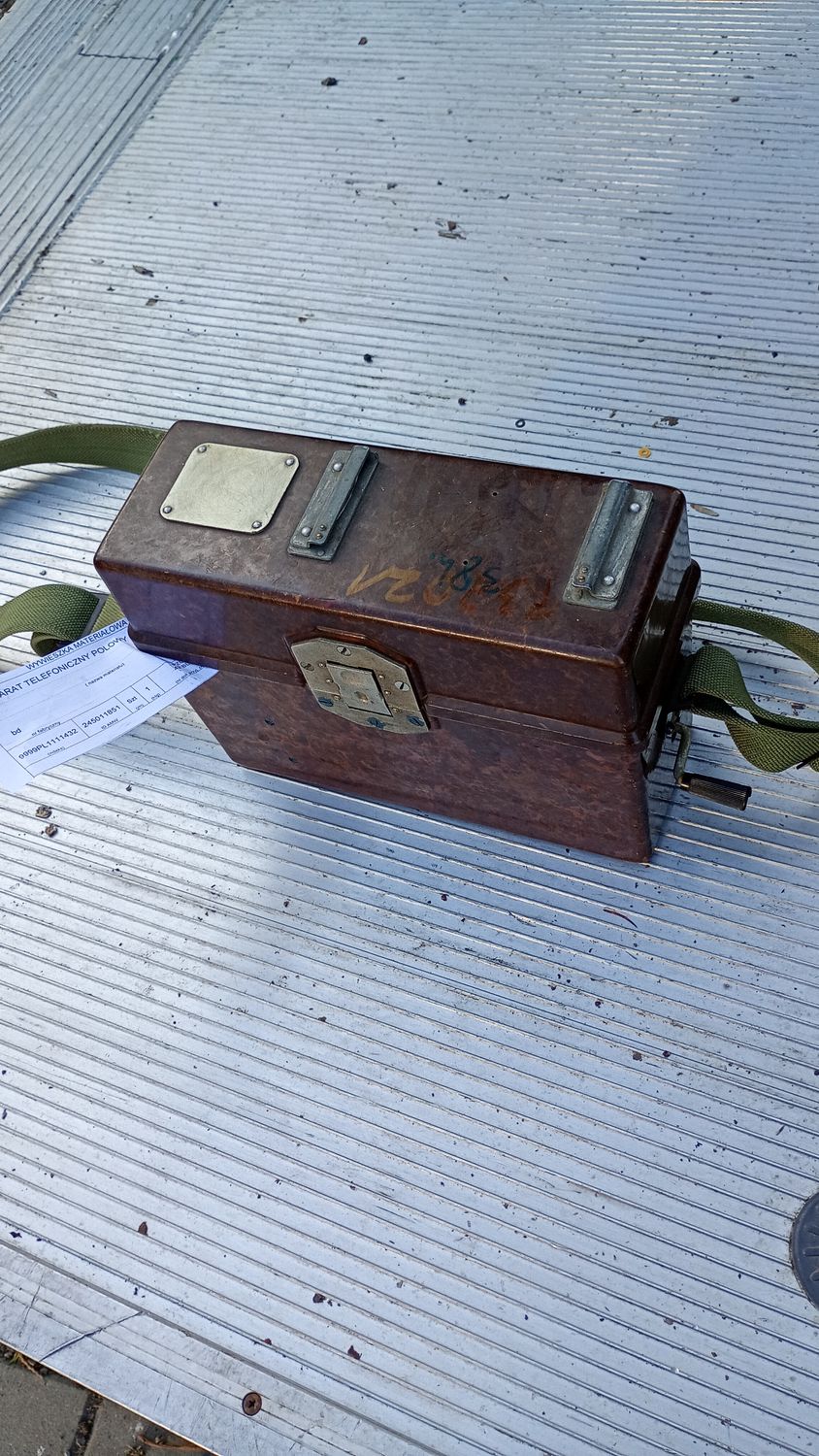 Telefon Polowy MB-66 – Wojskowy Sprzęt Łączności z Demobilu