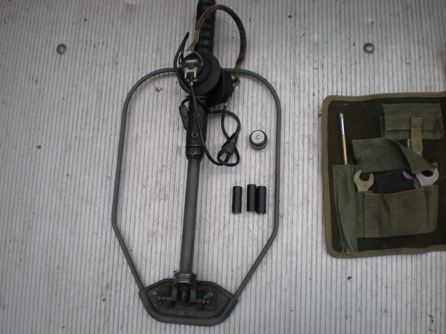 Wojskowy Wykrywacz W-4p sprawny z bateriami