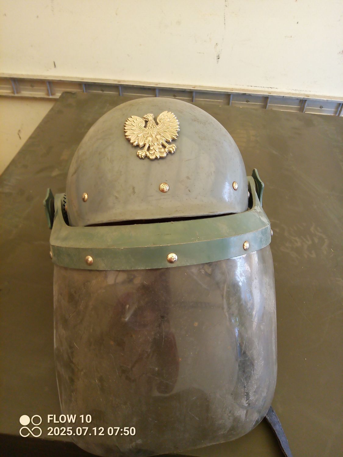 Kask milicyjny z przyłbicą. MO