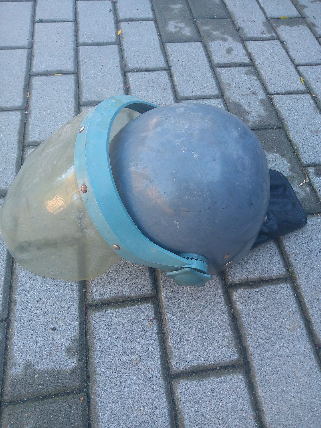 Kask milicyjny z osłoną twarzy baz orzełka