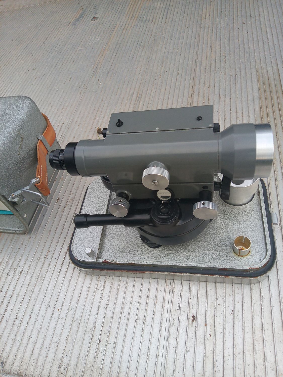 Zabytkowy niwelator z PRL NI-42.