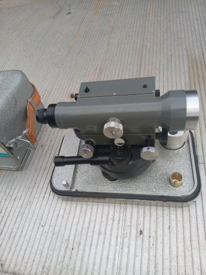 Zabytkowy niwelator z PRL NI-42.