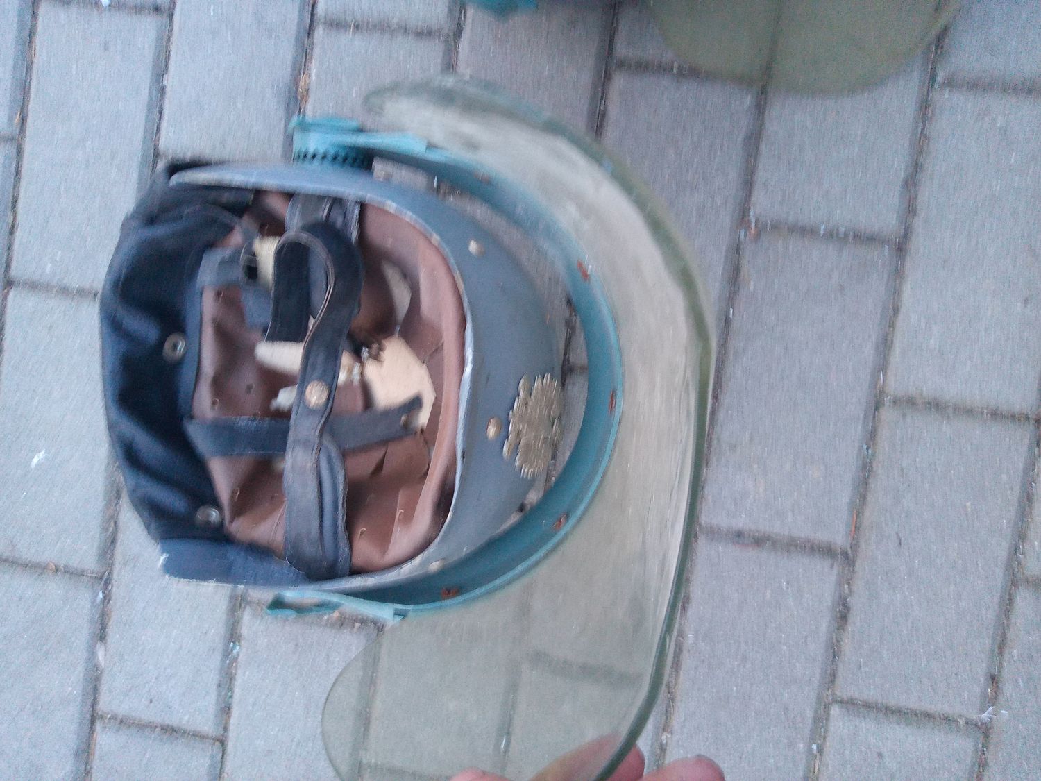 Kask milicyjny z przyłbicą. MO