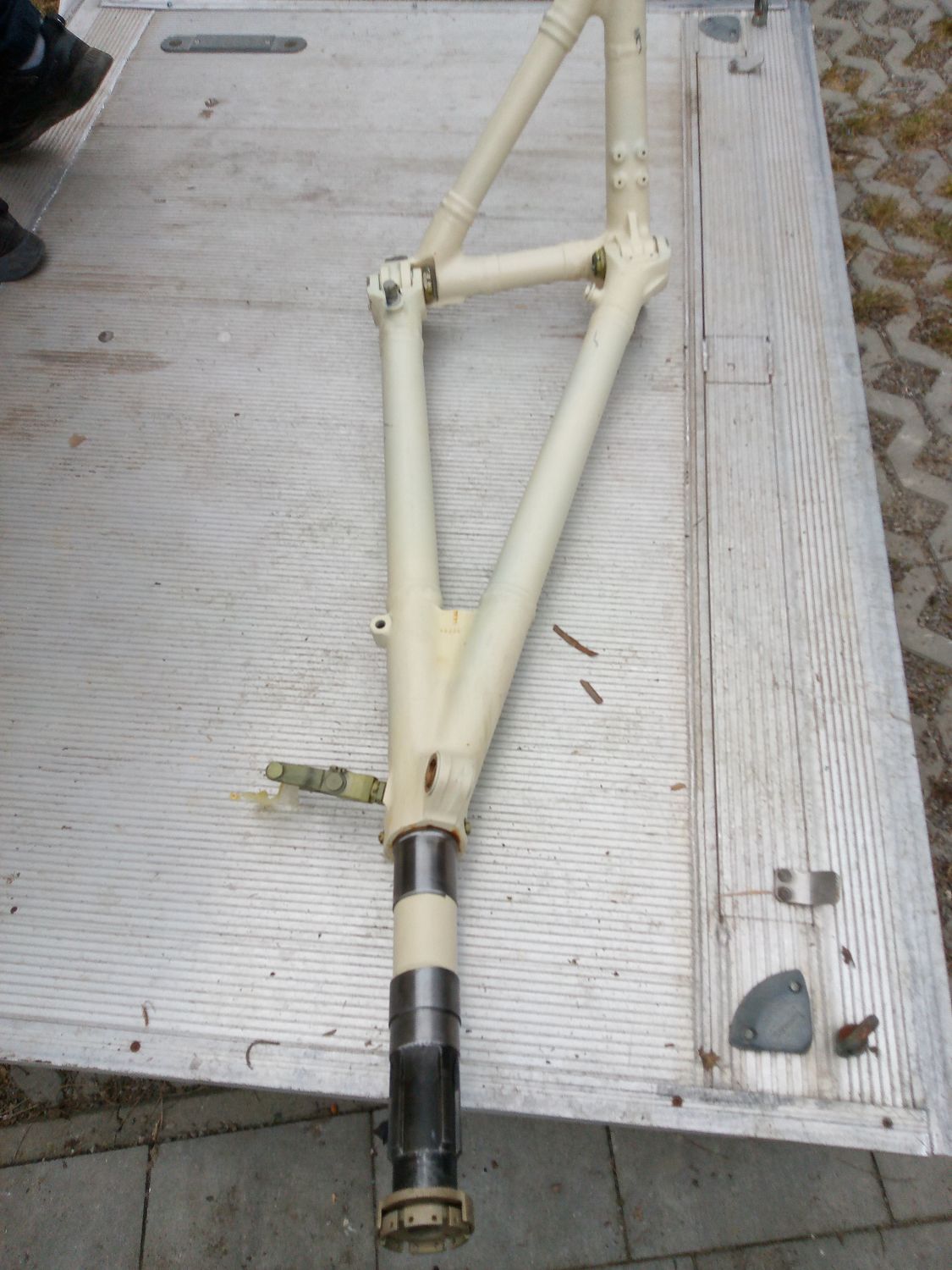 Helikopter MI-24 PIRAMIDA PODWOZIA GŁÓWNEGO LEWA W24-4101-0