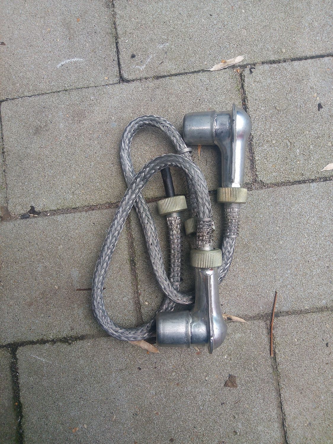 Czapeczka z przewodem wysokiego napięcia w ekranie
