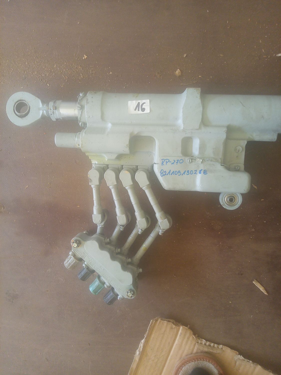 WZMACNIACZ HYDRAULICZNY RP-270;do:  MiG-29. Urządzenie hydrauliczne o wym. ok. 450x330x70mm.