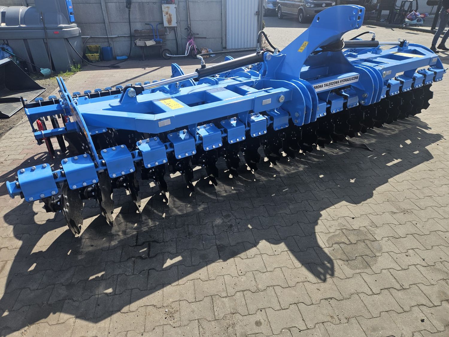Scheibenegge 6,0 m  hydraulisch klappbar. Mit Rohrstabwalze