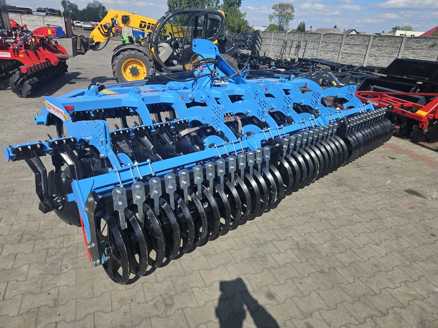 Scheibenegge 4,0 m hydraulisch klappbar. Mit Rohrstabwalze