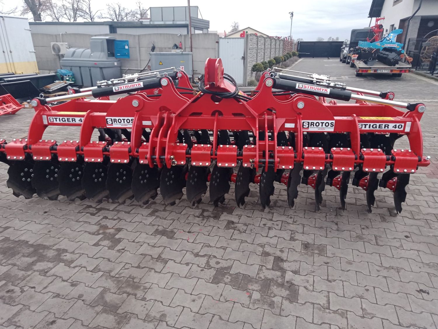 Scheibenegge 5,0 m  hydraulisch klappbar. Mit Rohrstabwalze