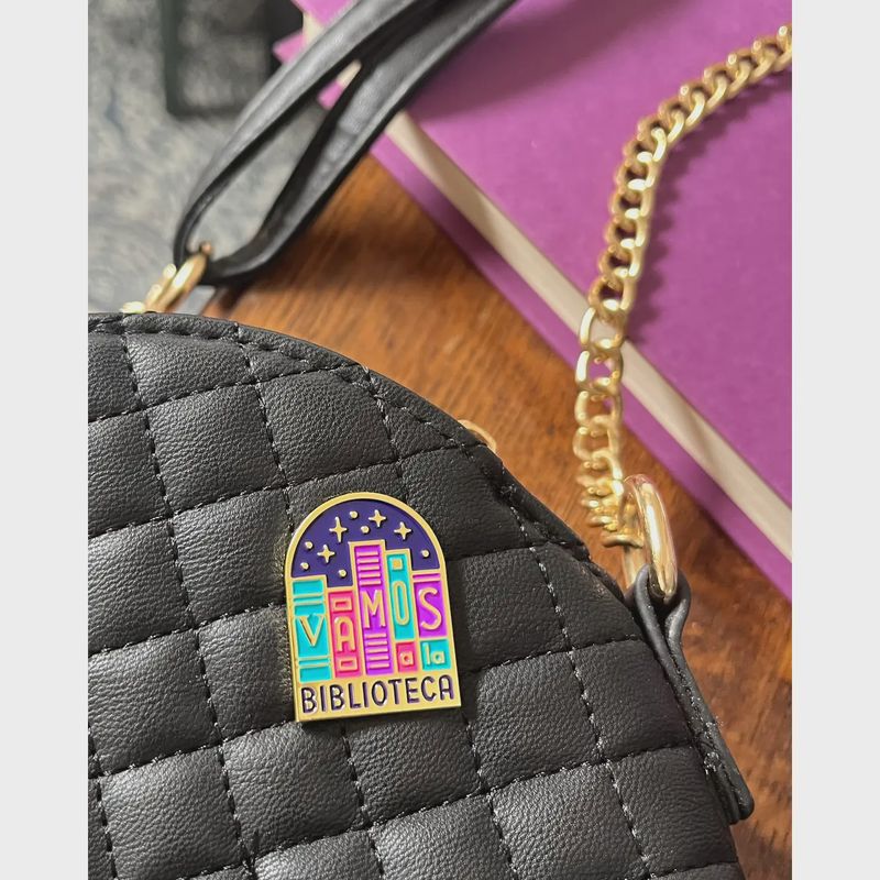 Vamos a la Biblioteca (Enamel Pin)