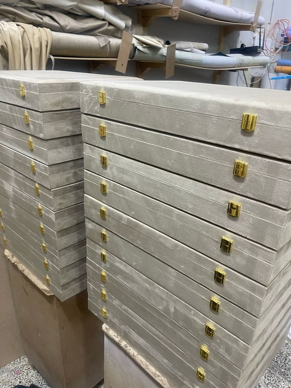 بوكس ألبوم مقسم يحتوي على اكثر من البوم