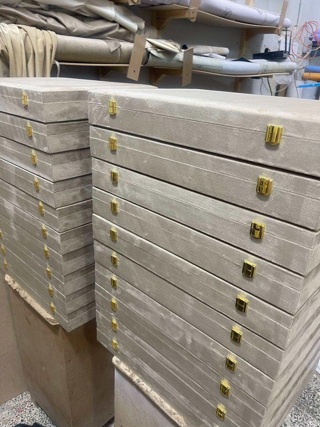 بوكس ألبوم مقسم يحتوي على اكثر من البوم