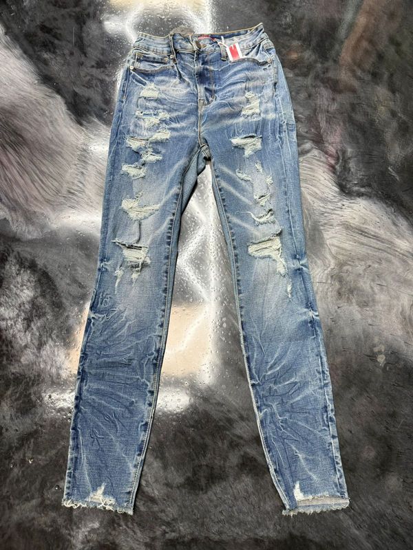 medium wash rip women&#39;s jeans