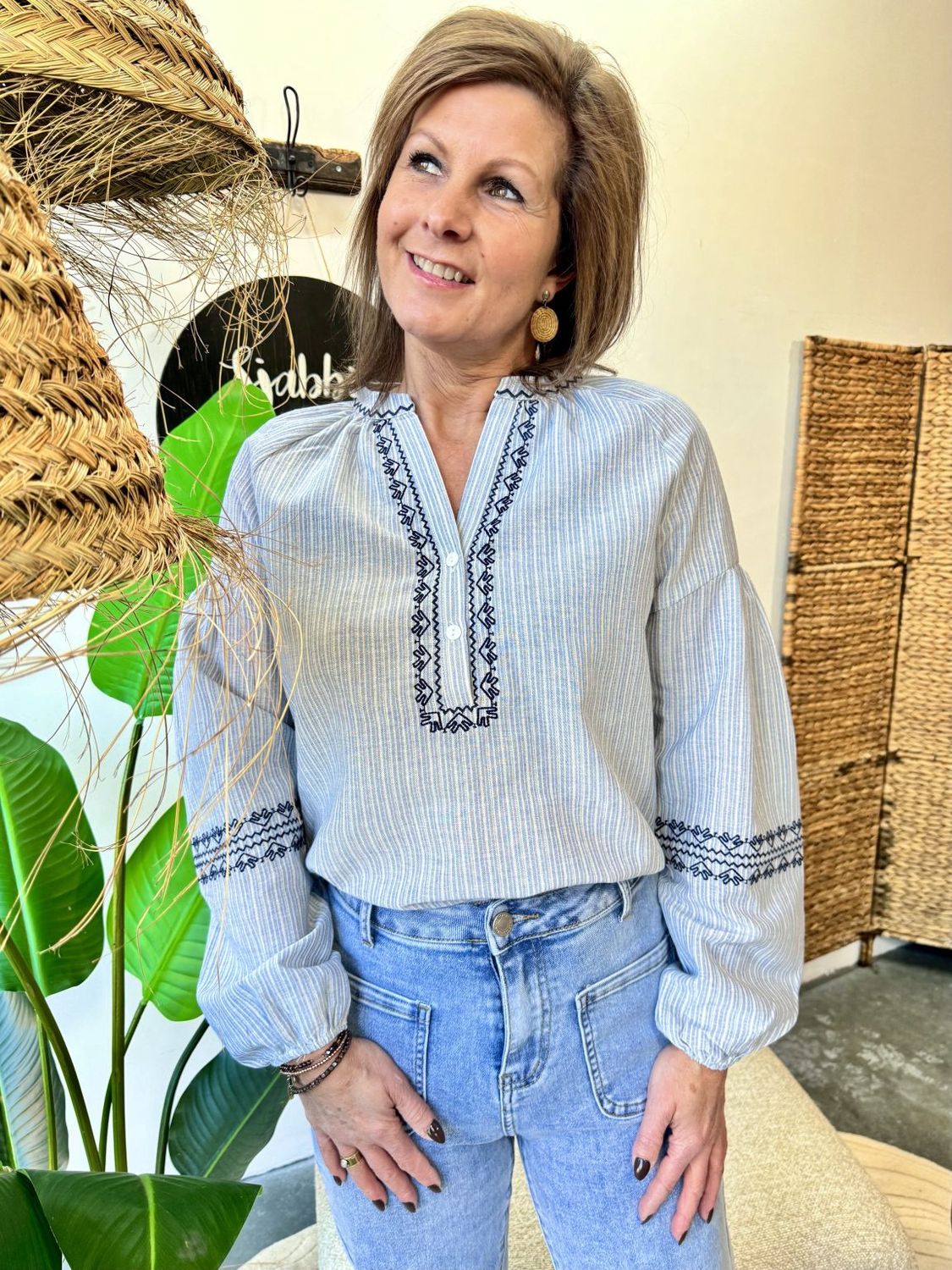 Blouse Mavie Lichtblauw met Borduursel
