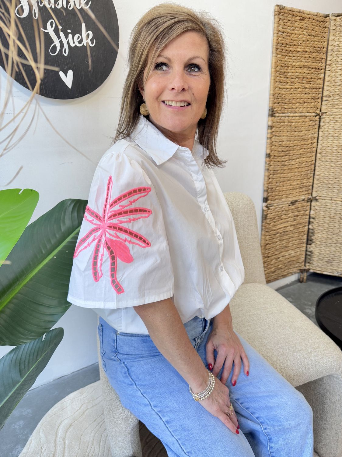 Korte Mouw Witte Blouse met Fuschia Borduursels