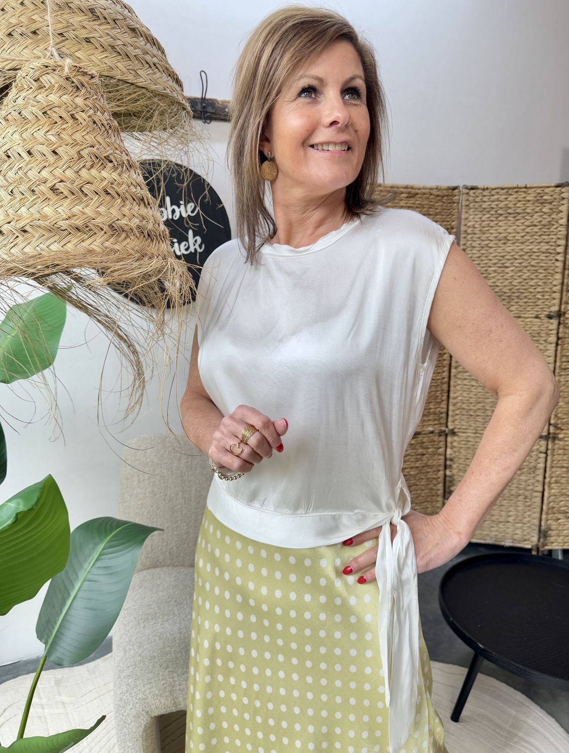 T-shirt satijn met knoop Yfke offwhite