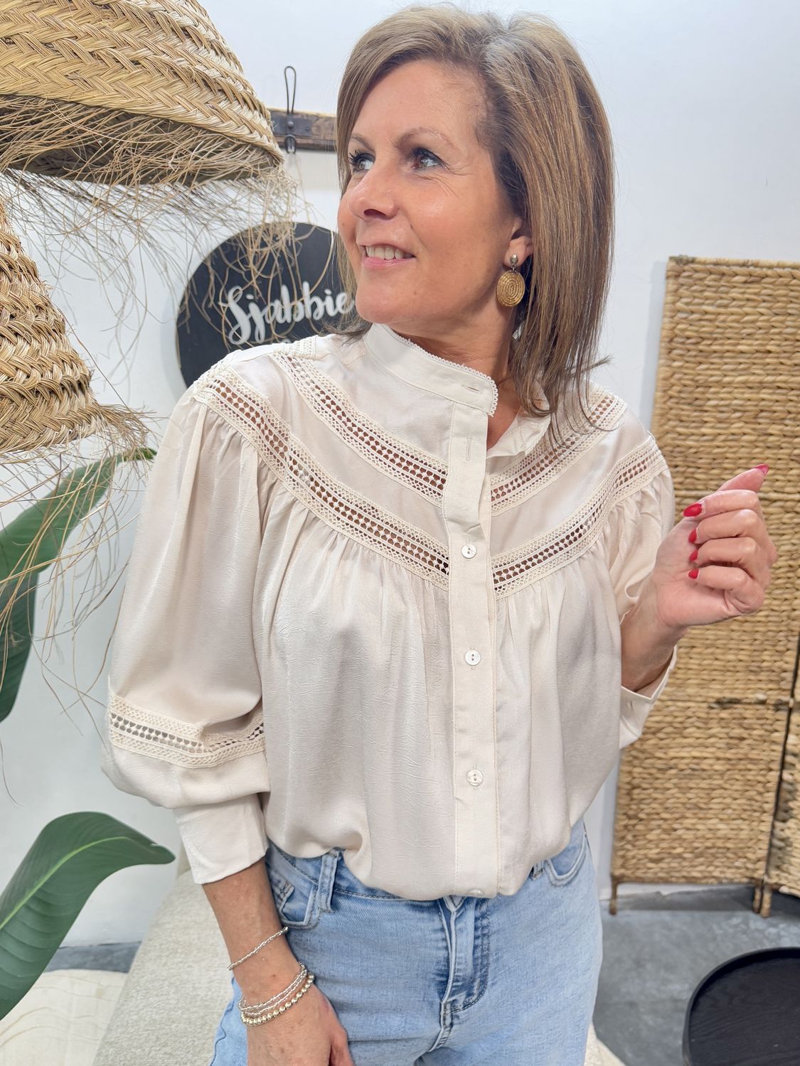 Satijnen Blouse Saar Beige met Broderie
