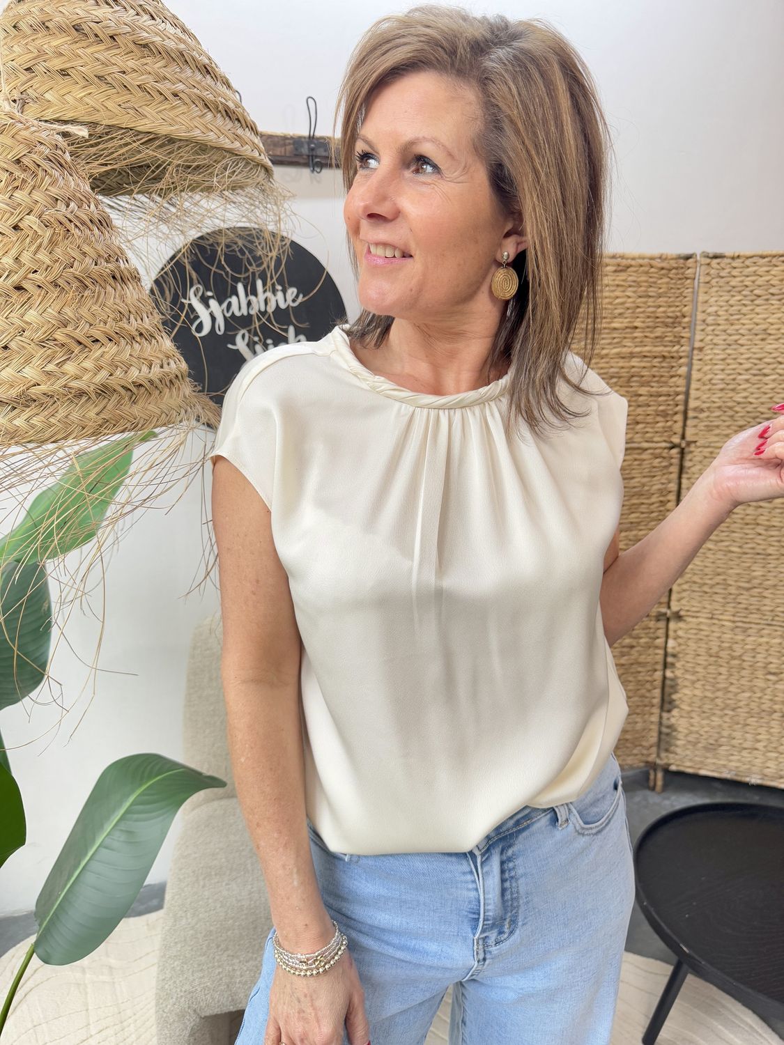 Satijnen Top Lina Offwhite met Mooie Hals