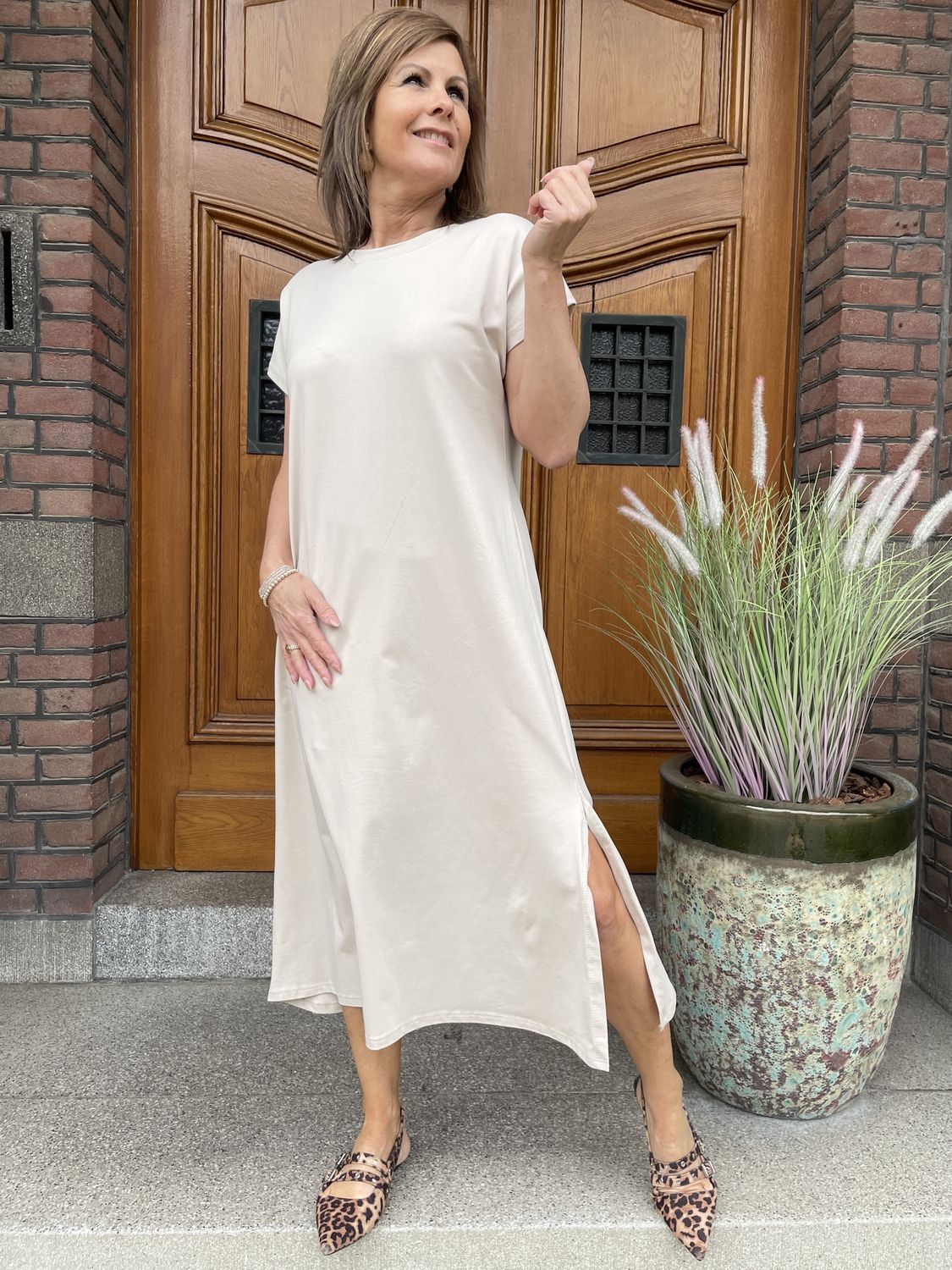 DRESS met SPLITJE BEIGE Happy