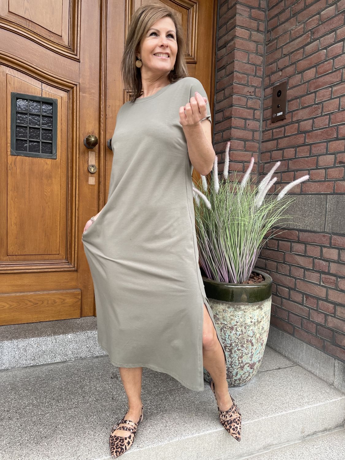 DRESS met SPLITJE KHAKI Happy