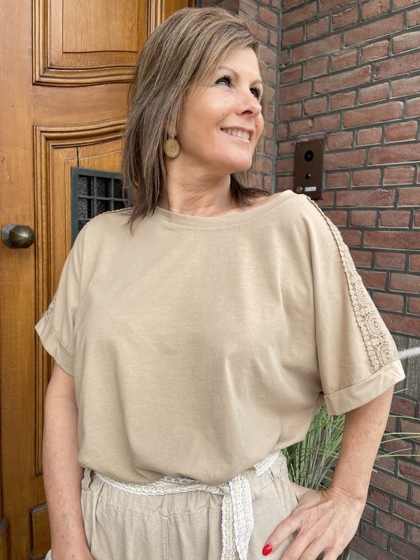 CAMEL TSHIRT met KANT DETAIL Sheya