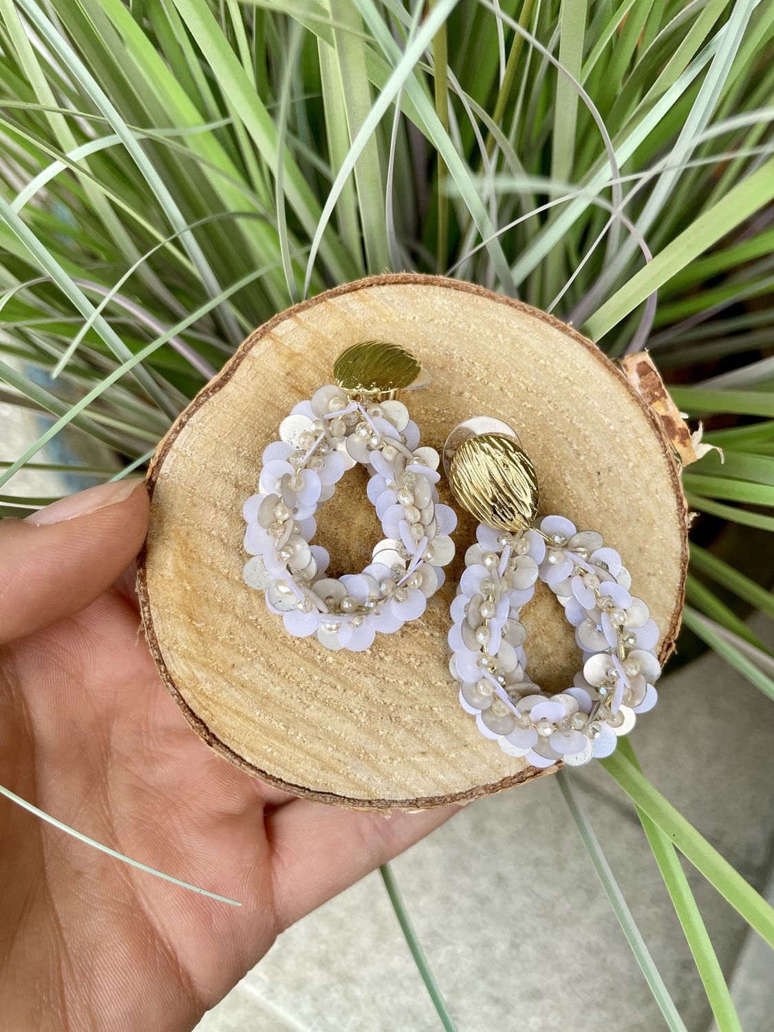 OORBELLEN - GOUD met BEIGE BLOEMETJES