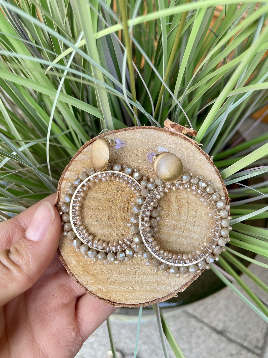 OORBELLEN - GOUD met BEIGE KRALEN CIRKEL